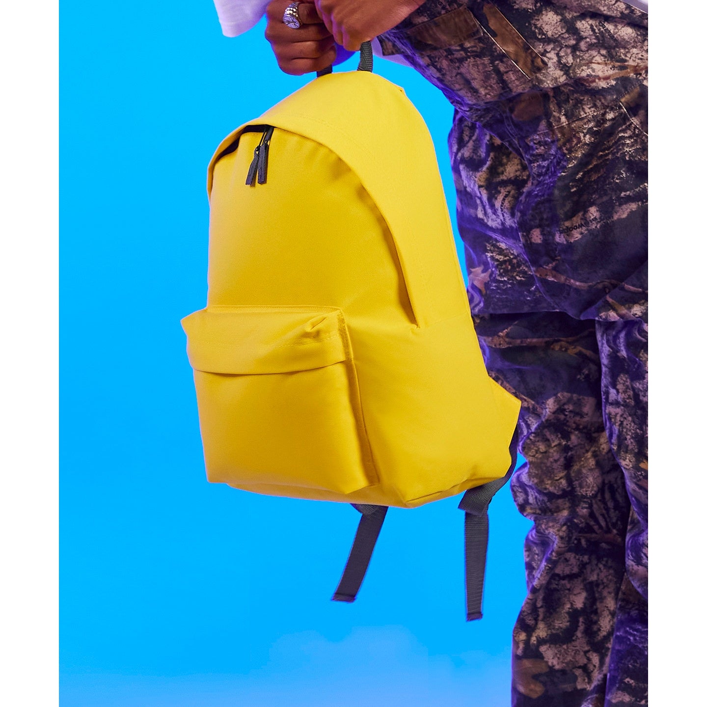 Zippered main compartment