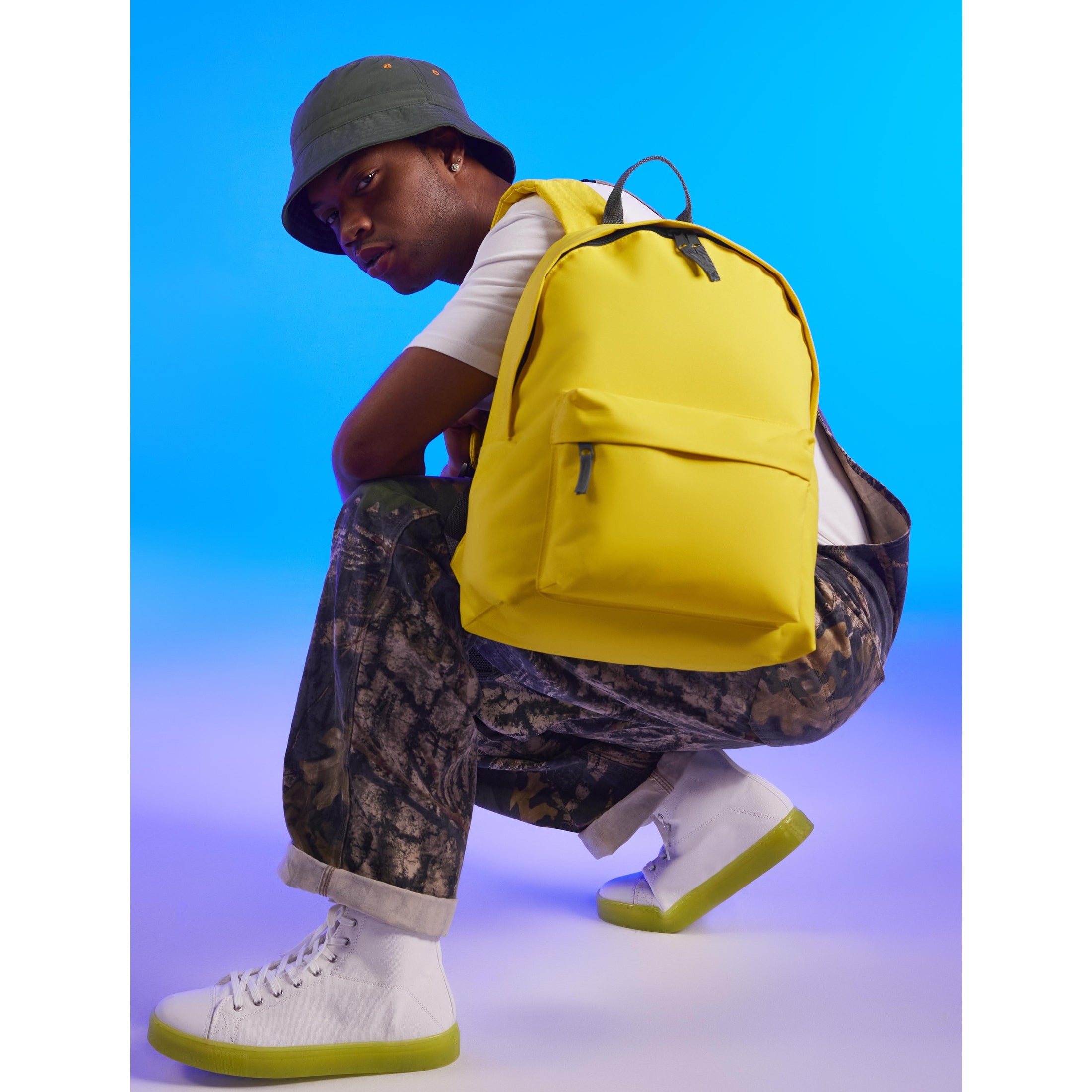 Zippered main compartment