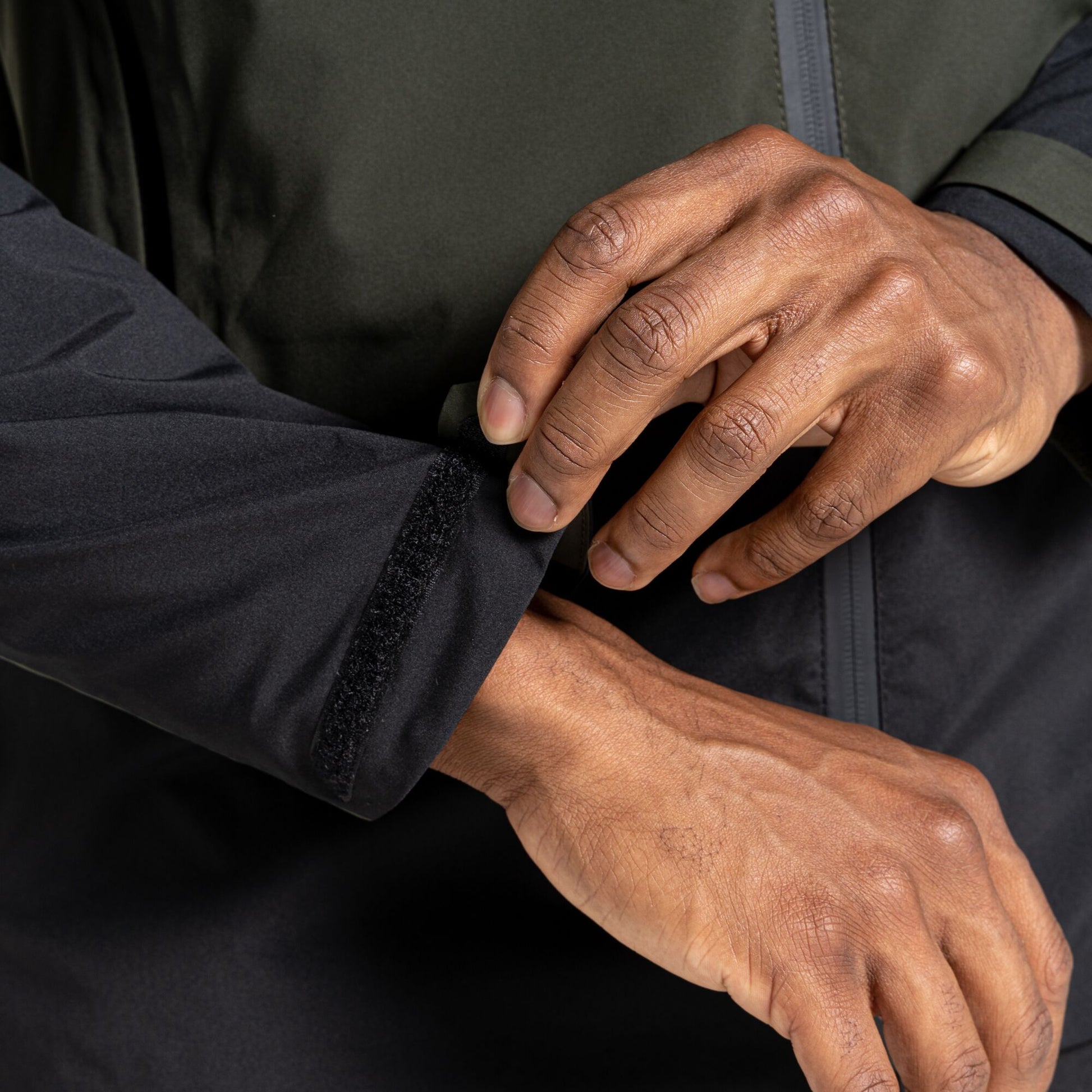 #colour_dark-cedar-green-black