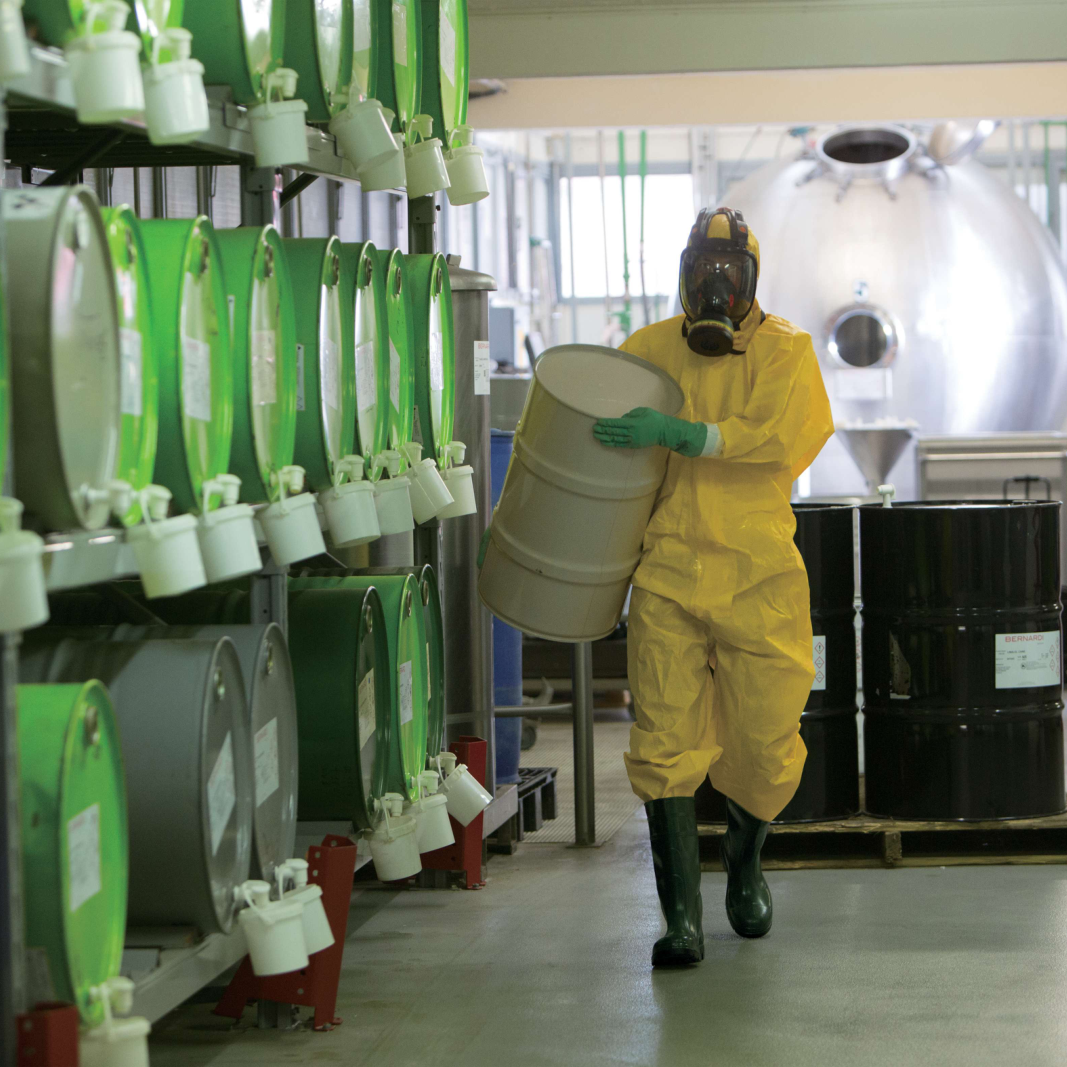 Delta Plus DT300 DELTACHEM - Type 3 Waterproof Chemical Protection Coveralls – Full-Body Safety & Comfort