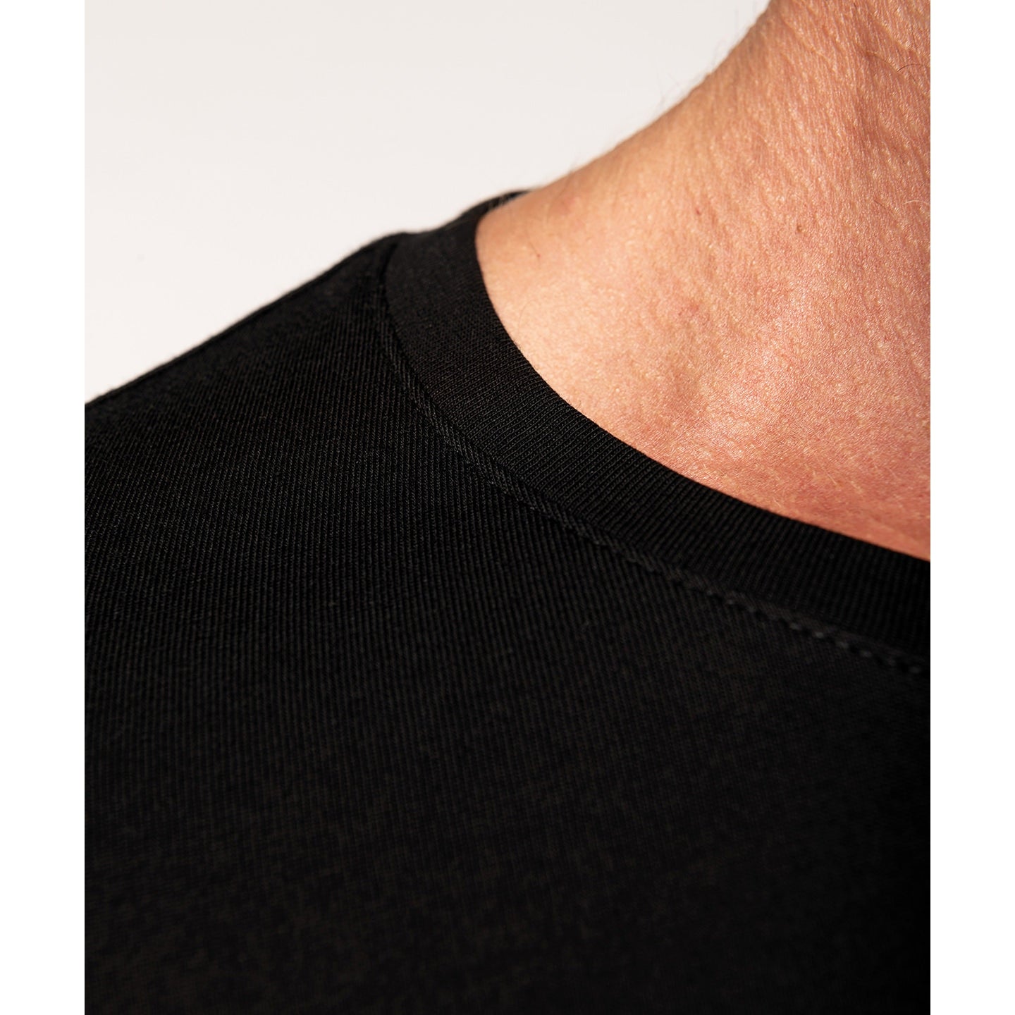 Kariban Men's Long-Sleeved Crew Neck T-Shirt